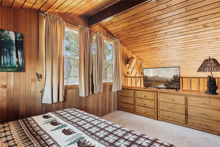 879 Orange Avenue, Sugarloaf, California 92386