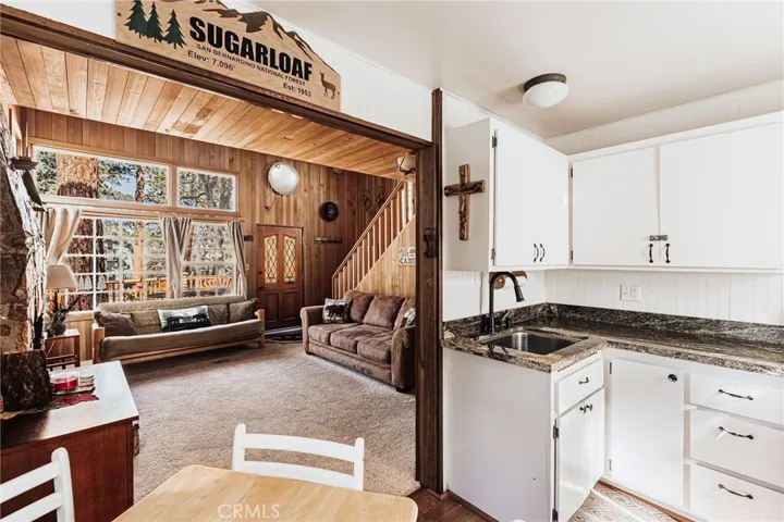 879 Orange Avenue, Sugarloaf, California 92386