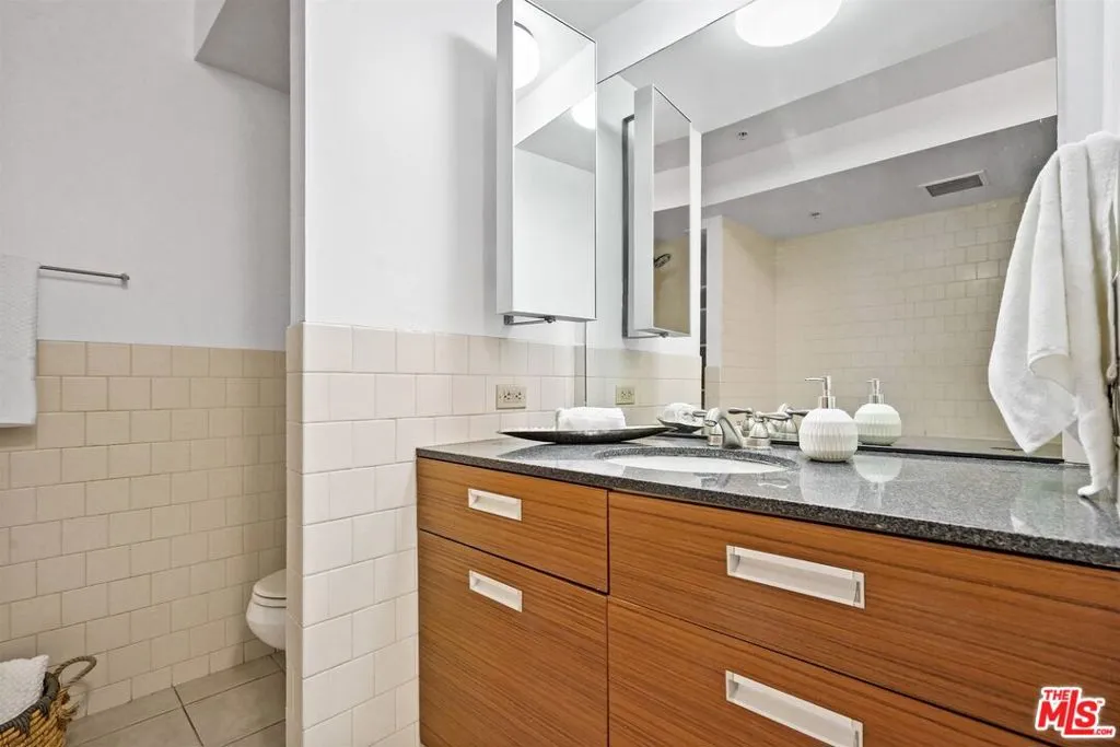 746 S Los Angeles Street 304, Los Angeles, California 90014 home-pic-11