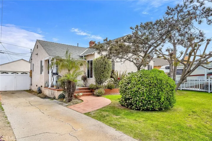 Front w long driveway