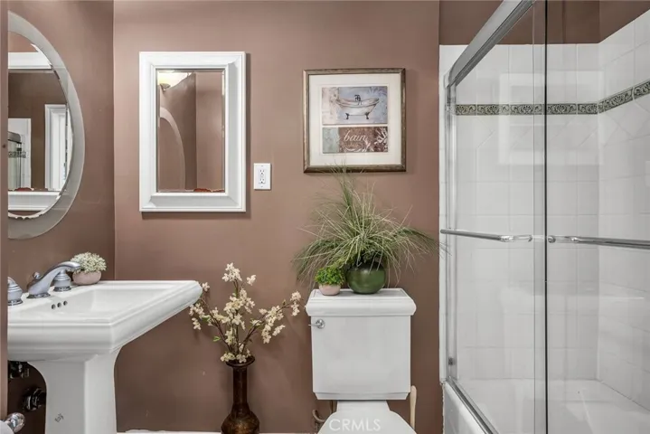 Full hall bath