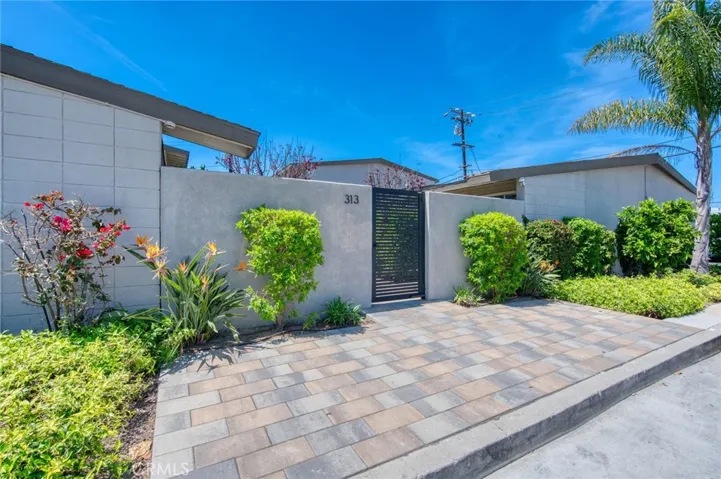 313 E 17th Street, Costa Mesa, California 92627