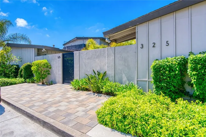 313 E 17th Street, Costa Mesa, California 92627