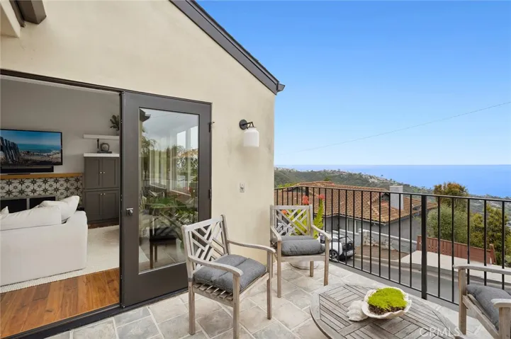 The home is also conveniently close to Laguna’s renowned beaches, galleries, boutique shopping, and dining options in the vibrant downtown district.