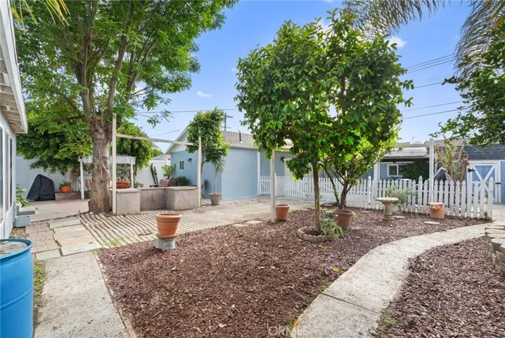 6837 Hesperia Avenue, Reseda, California 91335