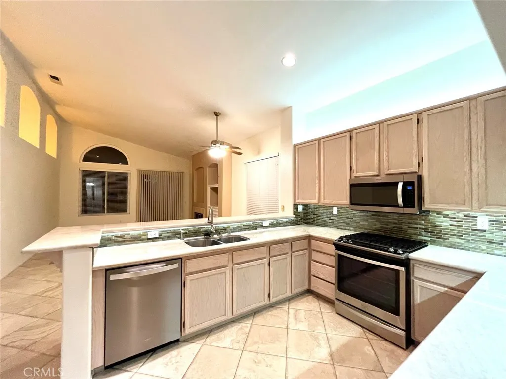 22810 Mountain Ash Circle, Corona, California 92883 home-pic-9