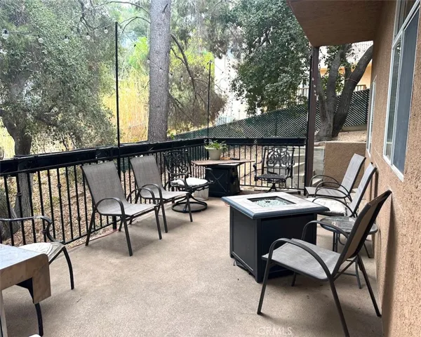 Side deck off family room & kitchen
