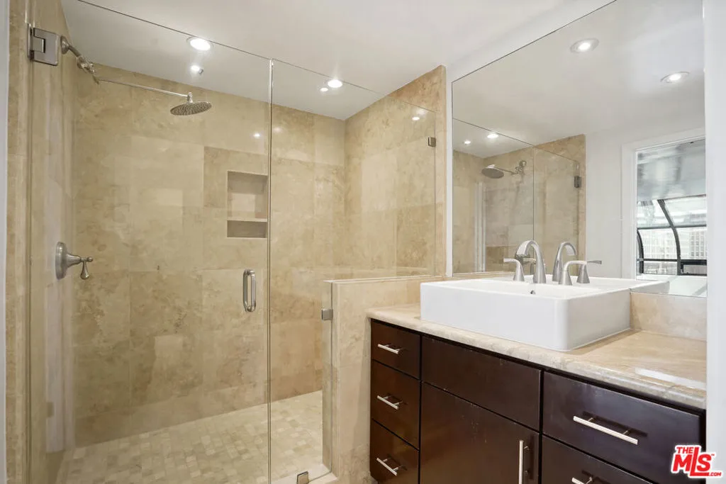 880 W 1st Street 802, Los Angeles, California 90012 home-pic-16