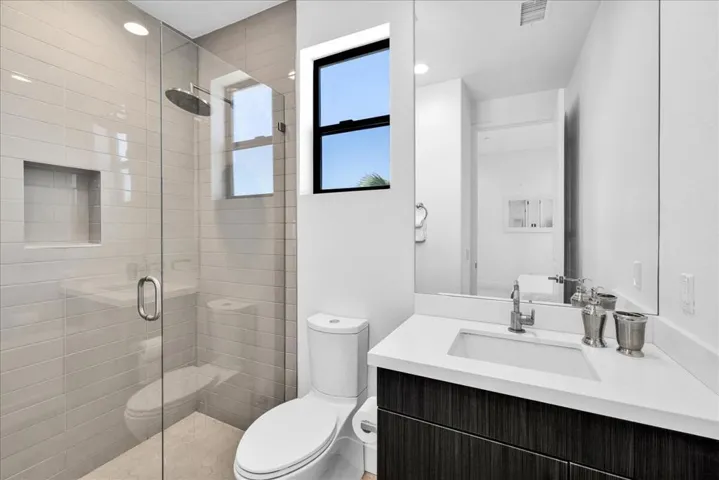 49901 Cres Passage - Casita Bathroom