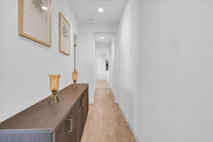 49901 Cres Passage - Hallway