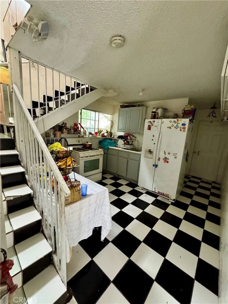 7809 Troost Avenue, North Hollywood, California 91605 home-pic-16