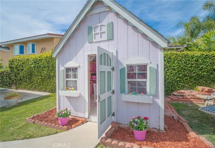 BACKYARD PLAYHOUSE