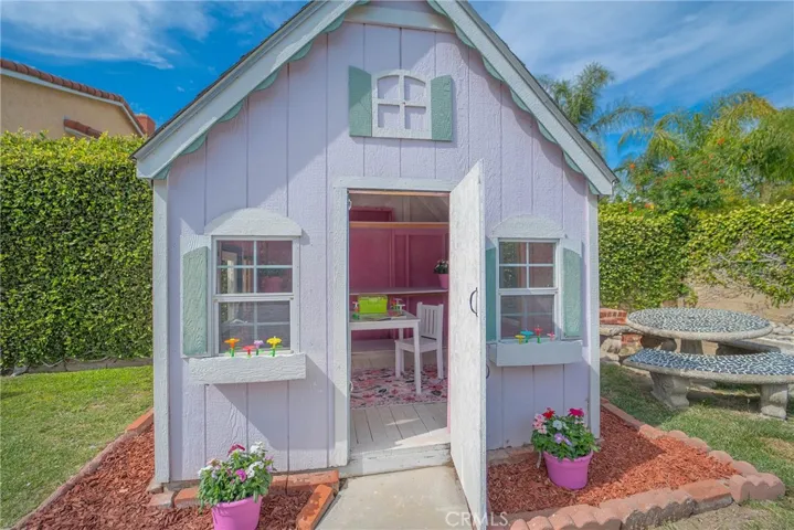 BACKYARD PLAYHOUSE