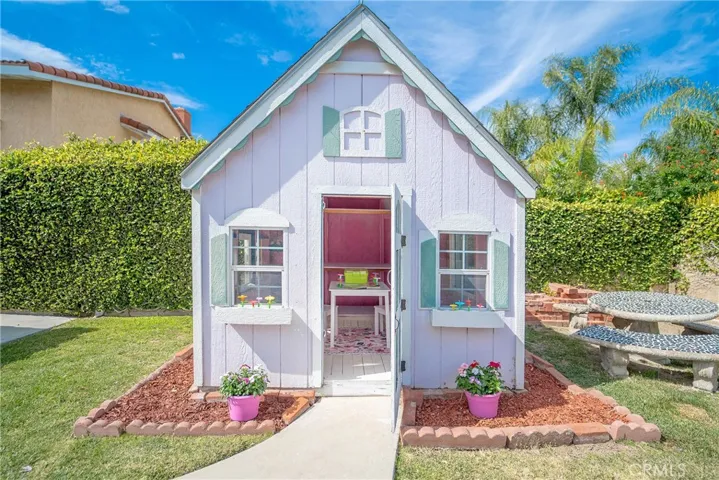 BACKYARD PLAYHOUSE