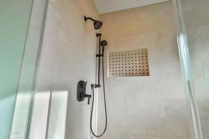 jPrimary Bedroom Suite12