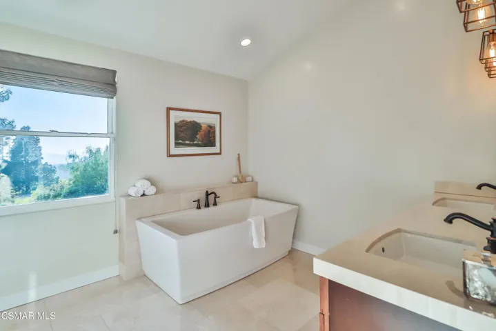 jPrimary Bedroom Suite7