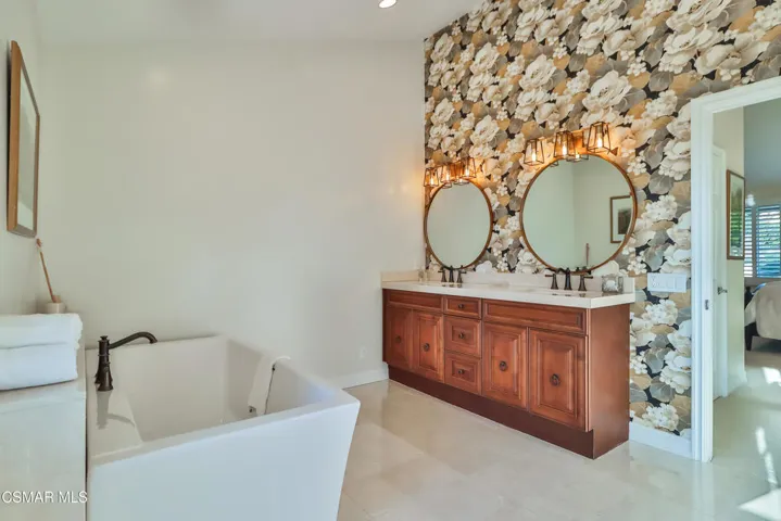 jPrimary Bedroom Suite & Bath !!!