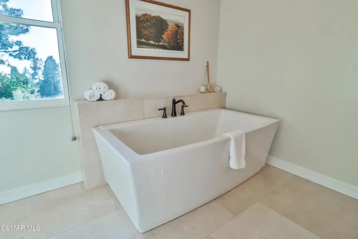 jPrimary Bedroom Suite10