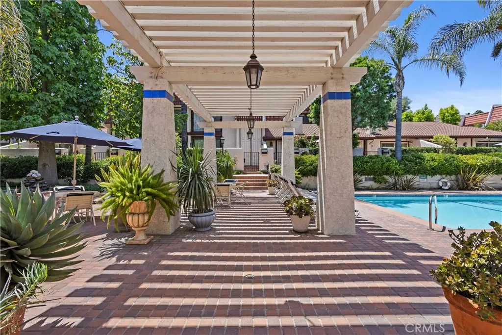 22255 1/4 Erwin Street, Woodland Hills, California 91367 home-pic-28