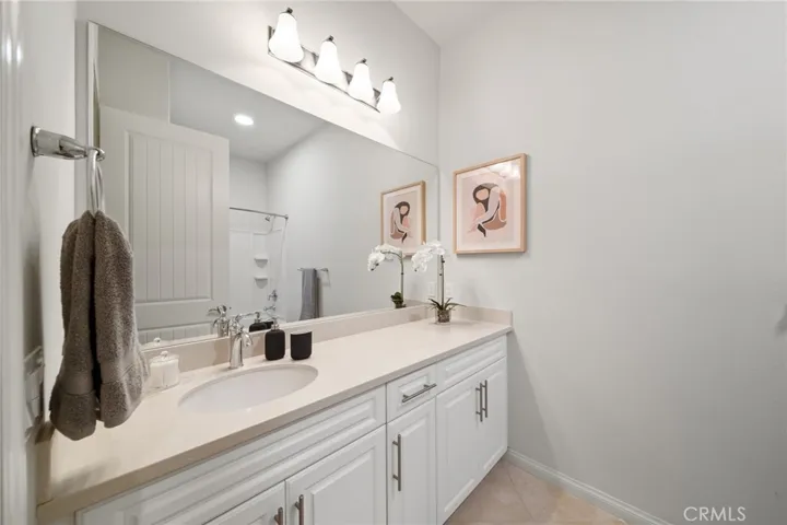 Full Guest Bathroom with Single-Sink Vanity, Modern Fixtures, and Tub/Shower Combo