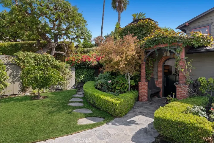 The property’s advantageous location makes it simple to leave the car home and explore magnificent beaches, beautiful parks, and the restaurants, cafés, galleries and shops that Laguna Beach is famous for.