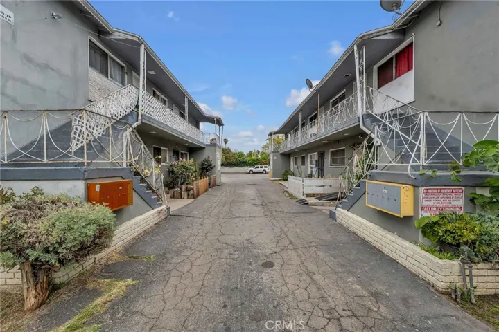 6862 Hazeltine Avenue, Van Nuys, California 91405