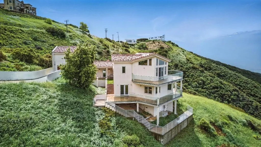 2501 Barrymore Drive, Malibu, California 90265 home-pic-0