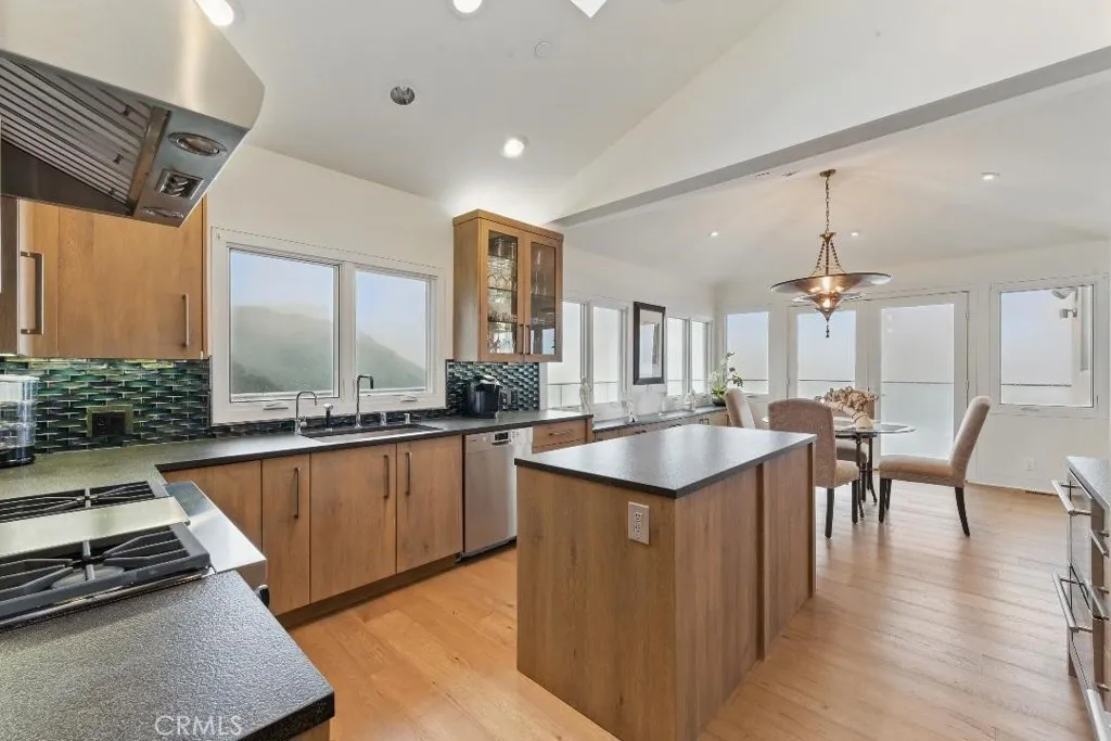 2501 Barrymore Drive, Malibu, California 90265 home-pic-14