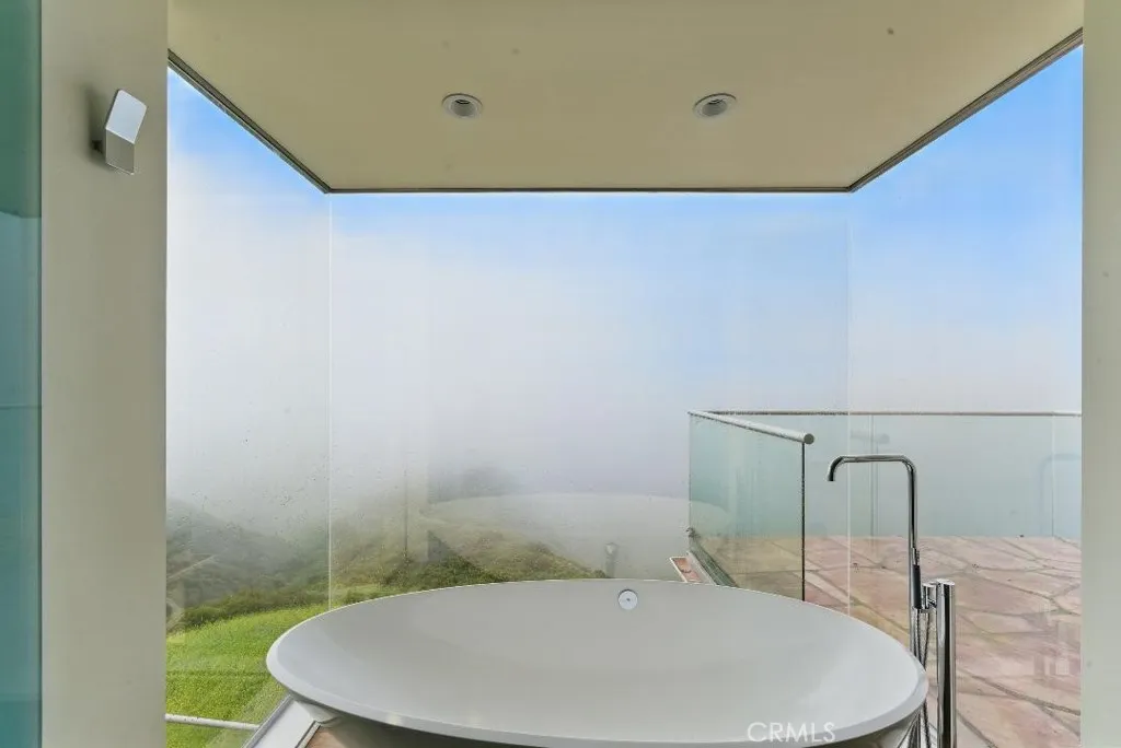 2501 Barrymore Drive, Malibu, California 90265 home-pic-37