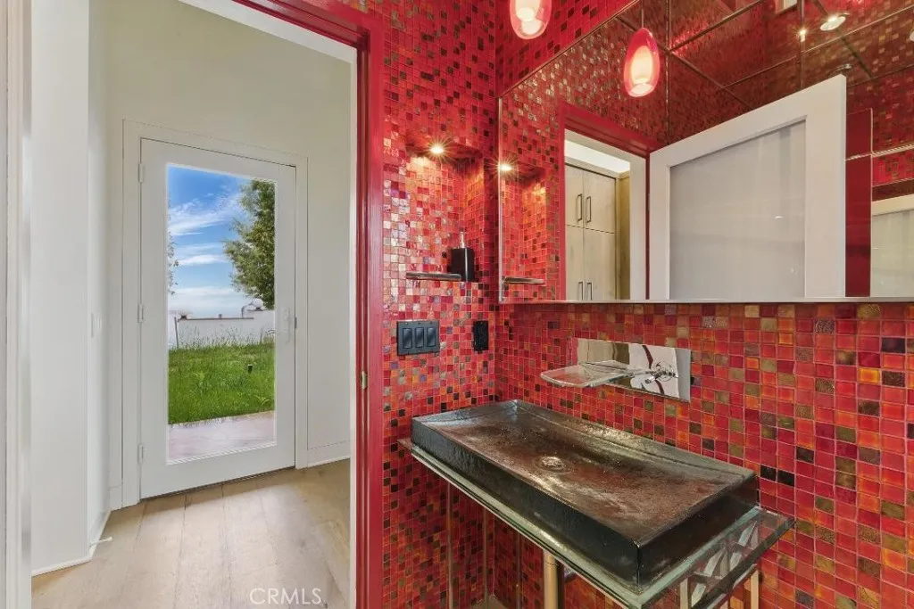 2501 Barrymore Drive, Malibu, California 90265 home-pic-26