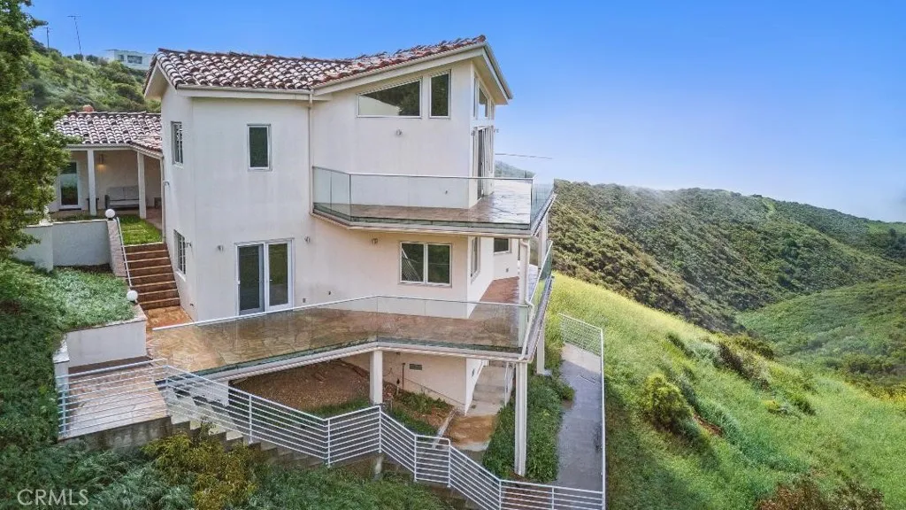 2501 Barrymore Drive, Malibu, California 90265 home-pic-1