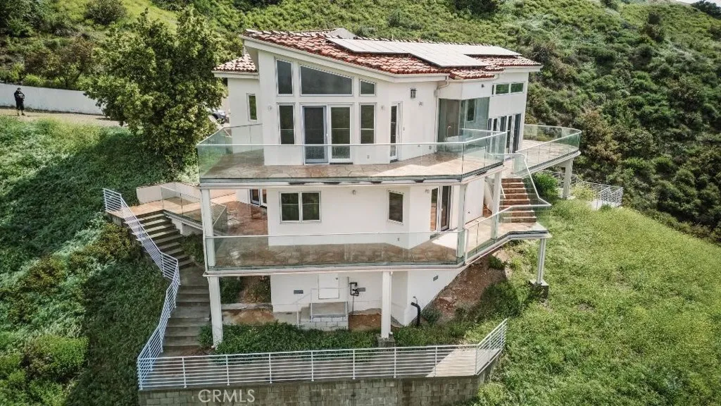 2501 Barrymore Drive, Malibu, California 90265 home-pic-2