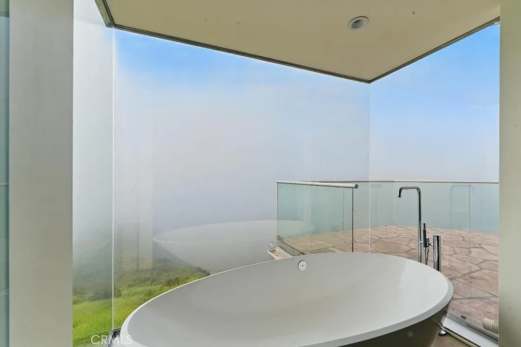 2501 Barrymore Drive, Malibu, California 90265 home-pic-38
