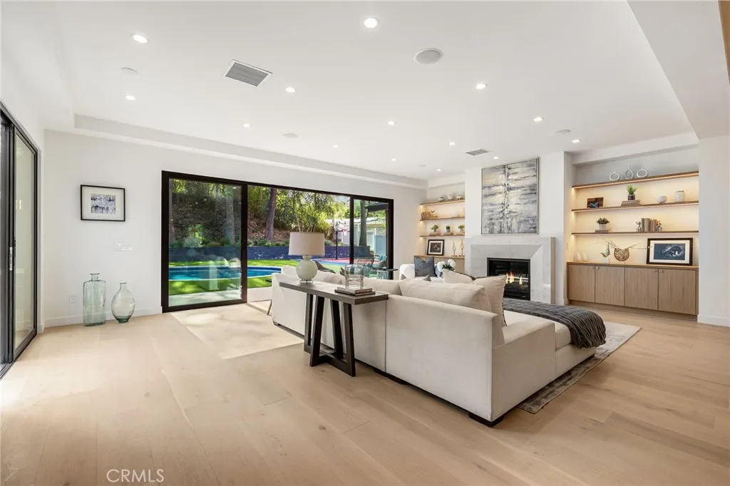 20215 Lorenzana Drive, Woodland Hills, California 91364 home-pic-23