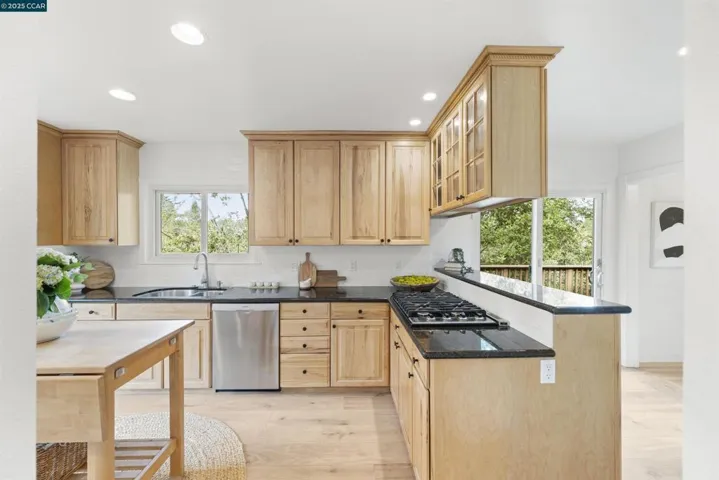 6 Monte Veda Dr, Orinda, California 94563