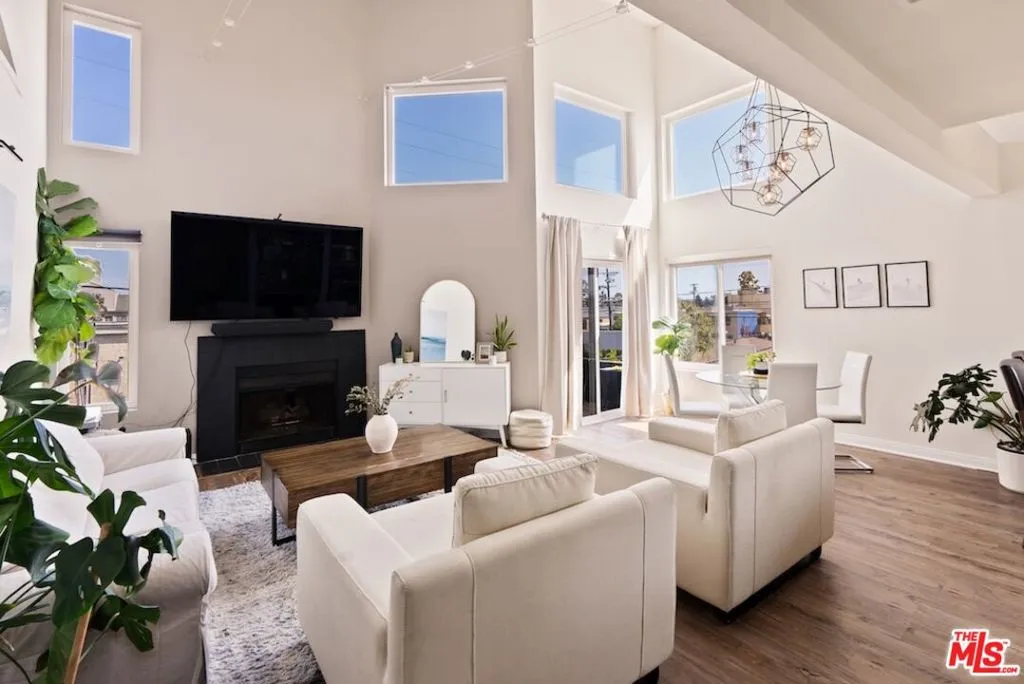 11938 Courtleigh Drive 7, Los Angeles, California 90066 home-pic-1