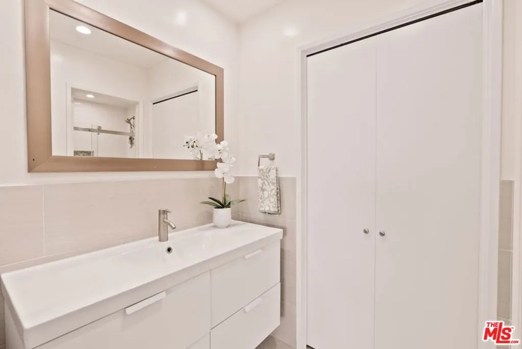 11938 Courtleigh Drive 7, Los Angeles, California 90066 home-pic-10