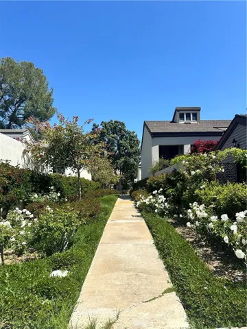 Path to green belt and park