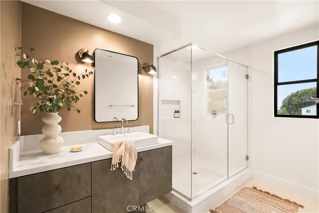 1320 W Cannon Drive, Los Angeles, California 90026 home-pic-24