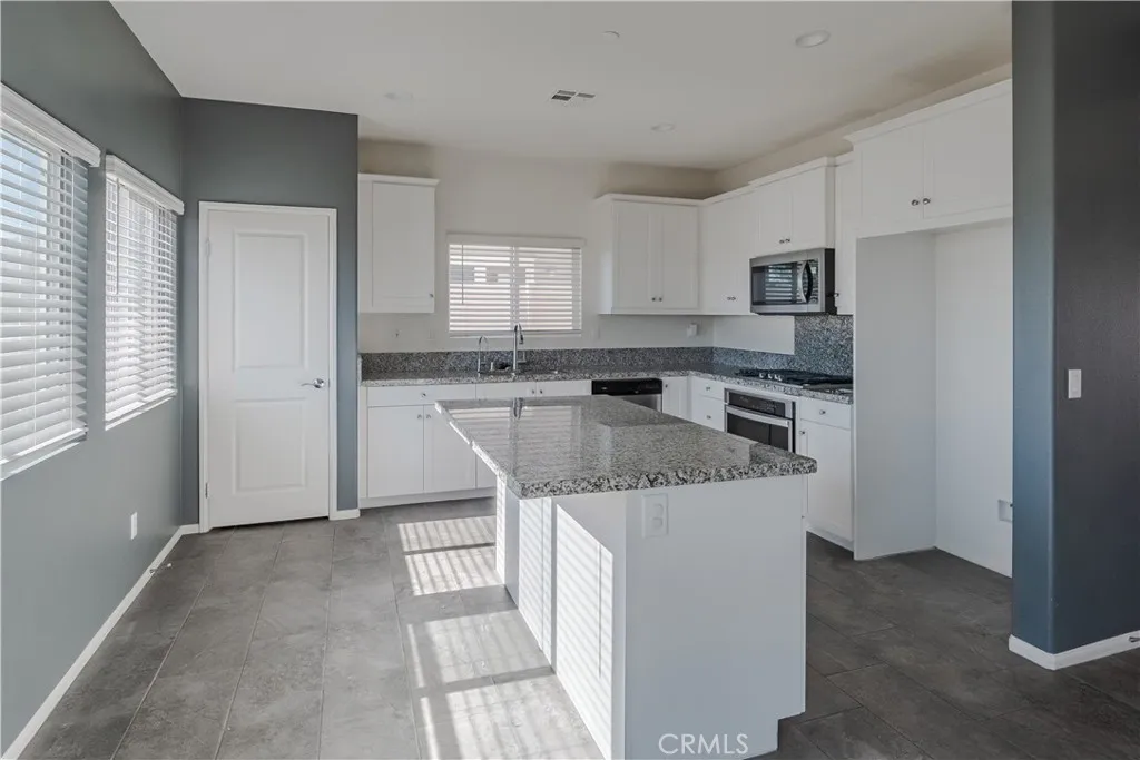 10619 Appaloosa Avenue, Hesperia, California 92345 home-pic-4