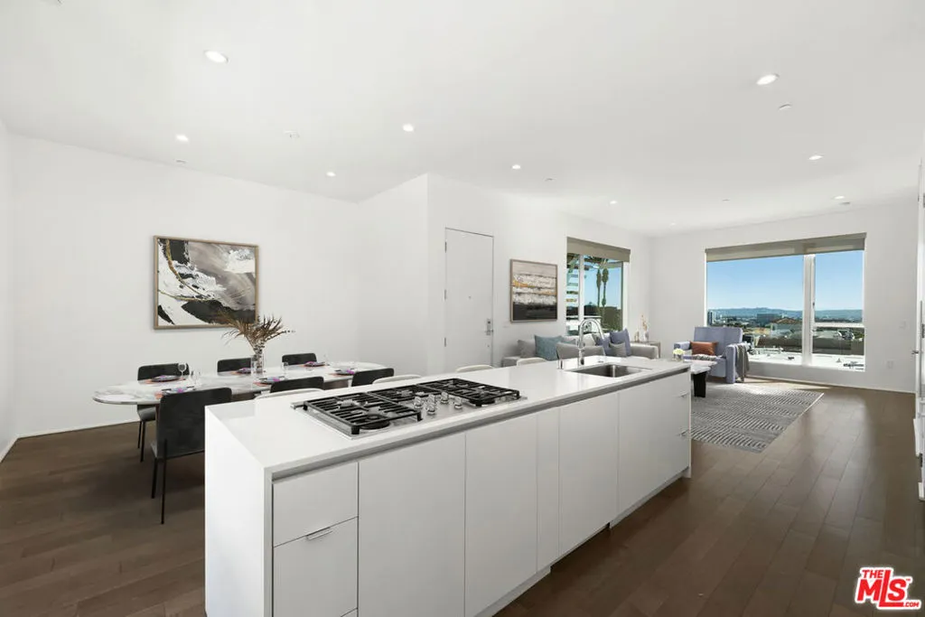935 N San Vicente Boulevard 6, West Hollywood, California 90069, 2 Bedrooms Bedrooms, ,2 BathroomsBathrooms,Residential Lease,For Rent,San Vicente,25526959