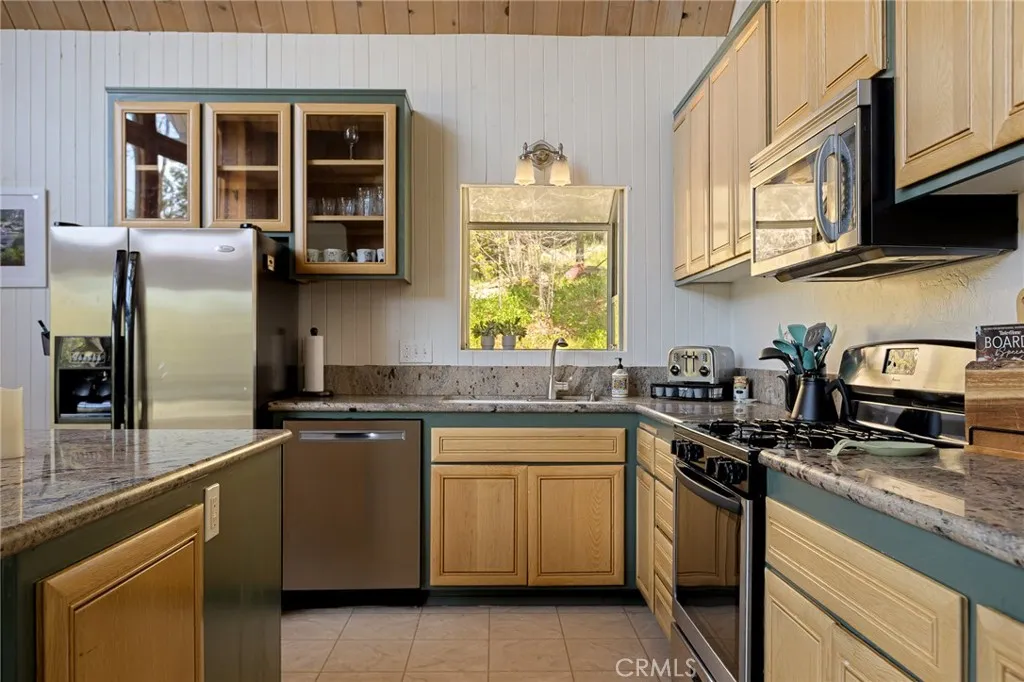 735 Bishorn Drive, Lake Arrowhead, California 92352 home-pic-7