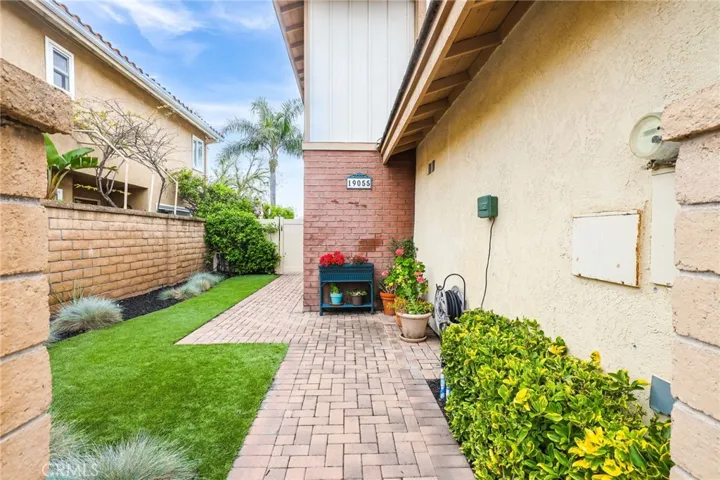 19055 Singingwood Circle, Lake Forest, California 92679