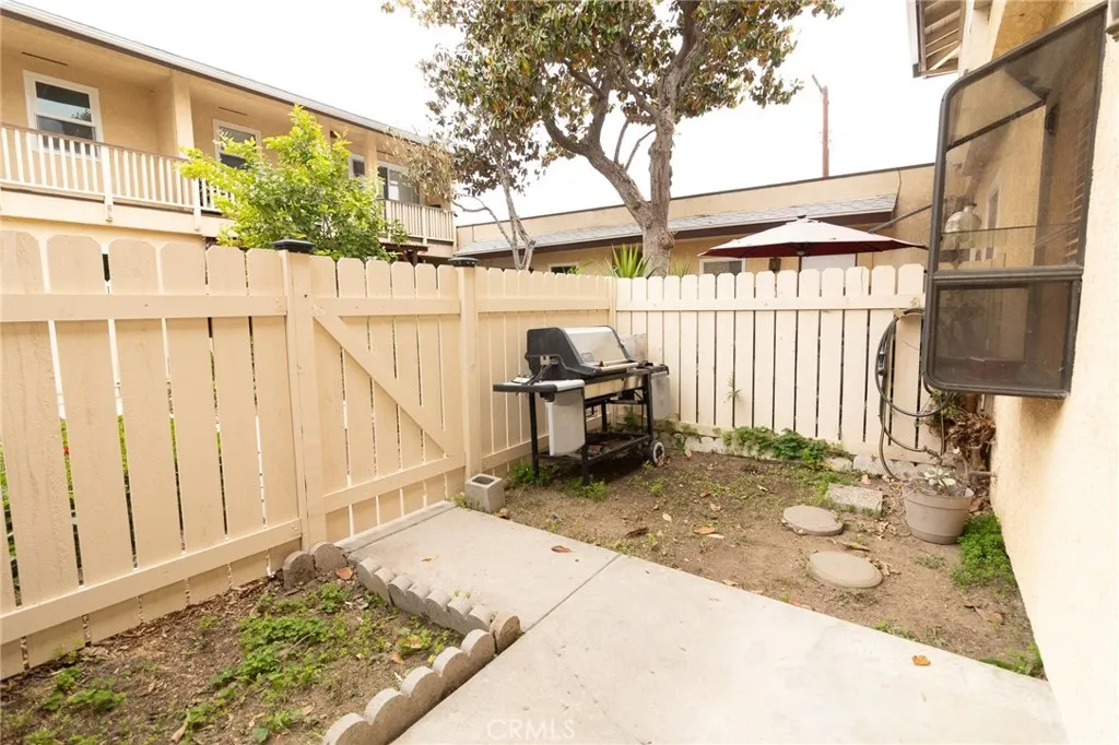 8060 Canby Avenue 2, Reseda, California 91335 home-pic-3