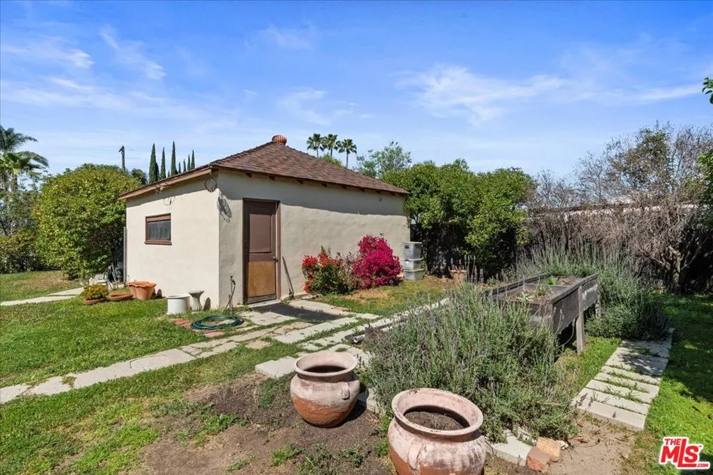 5454 Aura Avenue, Tarzana, California 91356 home-pic-5