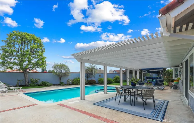  Dine Alfresco overlooking your sparkling pool abd relaxing spa