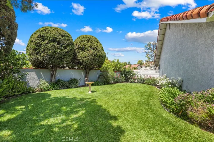  Large side yard