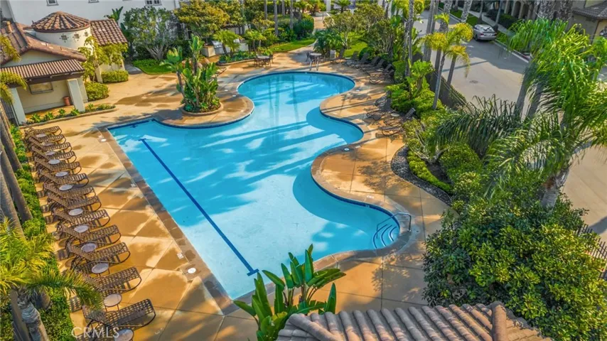 Resort pool, spa, and community outdoor kitchen area just steps from the unit.