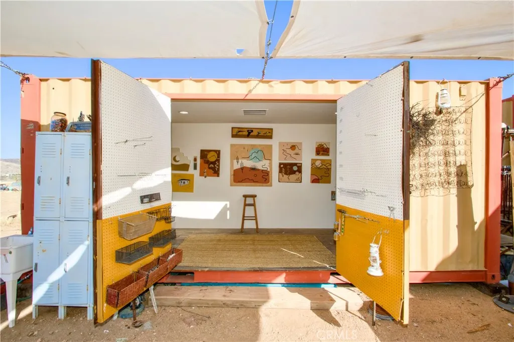 1919 Acoma Trail, Landers, California 92285 home-pic-32