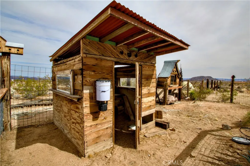 1919 Acoma Trail, Landers, California 92285 home-pic-39